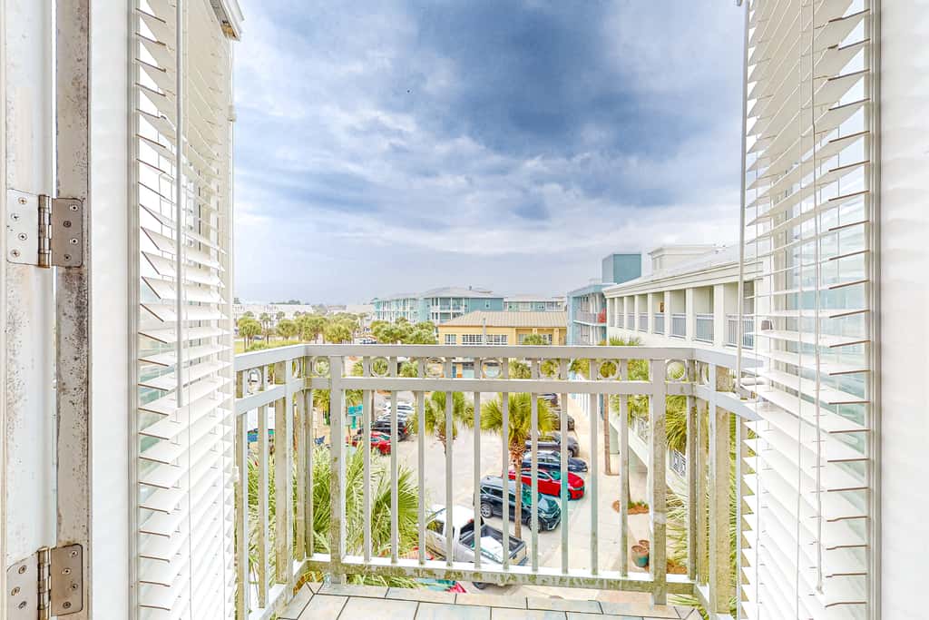 Cozy Hotel-Style- near beach & dining with kitchenette, pools, hot tub, & tennis