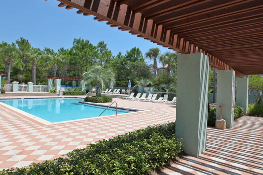 Cozy Hotel-Style- near beach & dining with kitchenette, pools, hot tub, & tennis