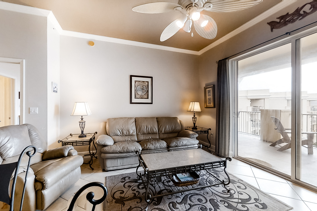 Gulf view condo in a beachfront complex w/ shared pool & hot tub