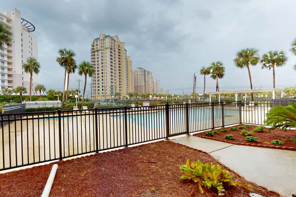 Ground-floor condo with pool, hot tub, & patio - walk to beach
