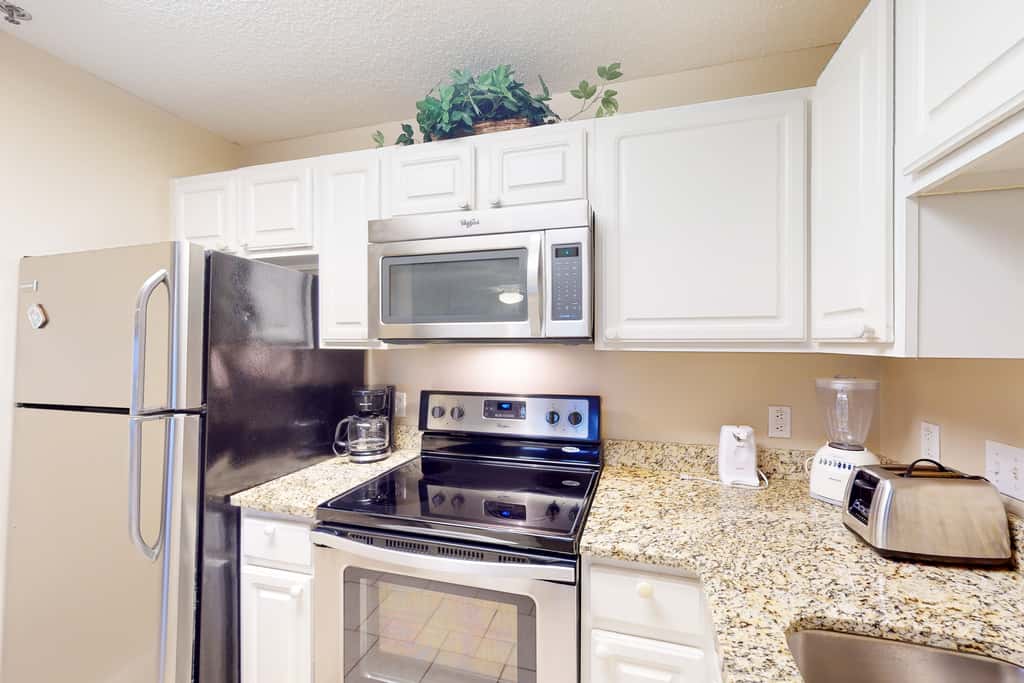 Ground-floor condo with pool, hot tub, & patio - walk to beach