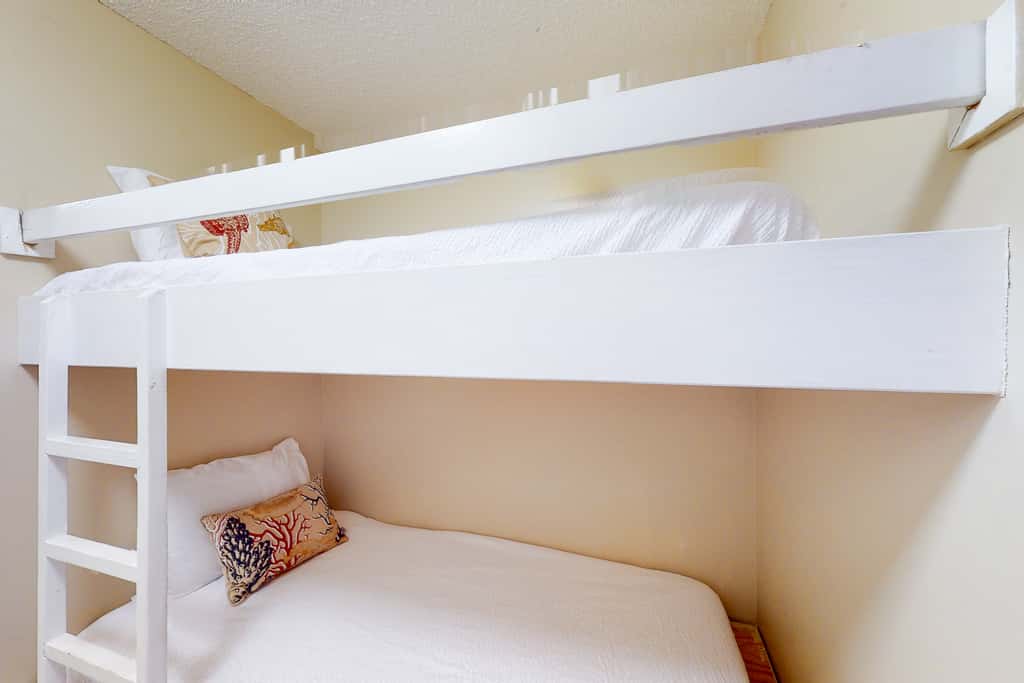 Ground-floor condo with pool, hot tub, & patio - walk to beach