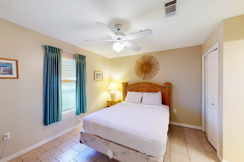 Ground-floor condo with pool, hot tub, & patio - walk to beach