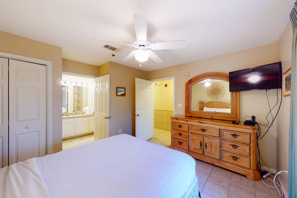 Ground-floor condo with pool, hot tub, & patio - walk to beach
