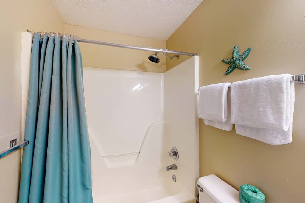 Ground-floor condo with pool, hot tub, & patio - walk to beach