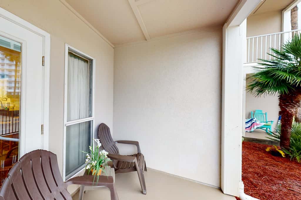 Ground-floor condo with pool, hot tub, & patio - walk to beach