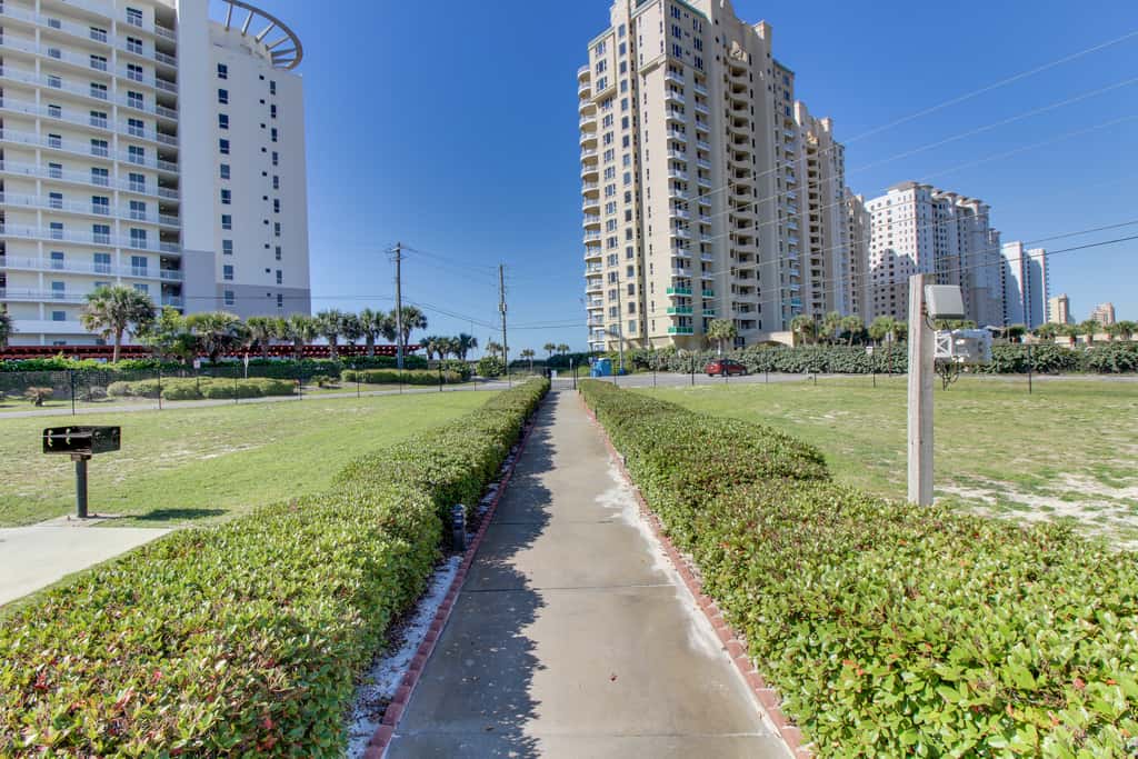 Ground-floor condo with pool, hot tub, & patio - walk to beach