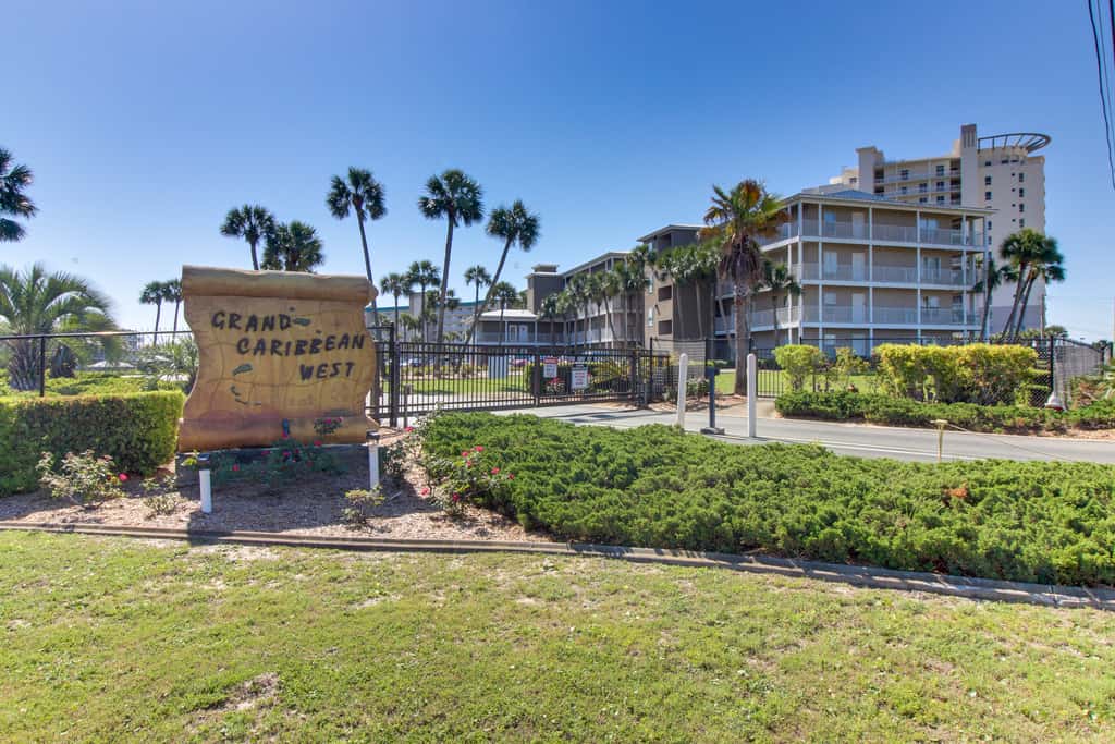 Ground-floor condo with pool, hot tub, & patio - walk to beach