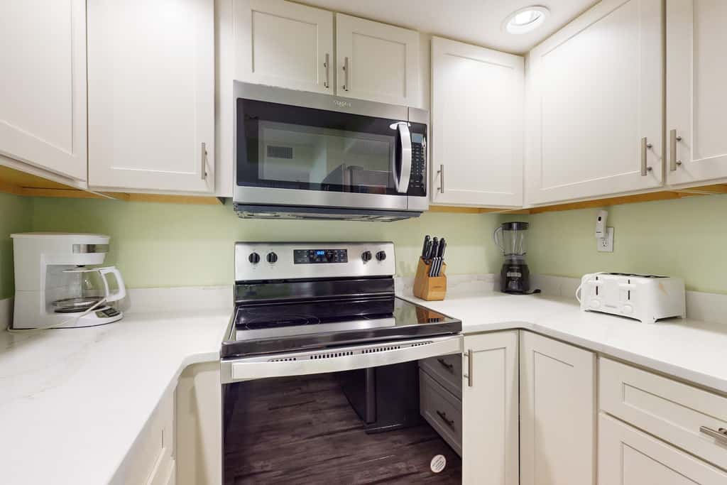 Top-Floor, Gulf-Front Condo with Balcony, Beach Access & Shared Pools, Hot Tub, Gym