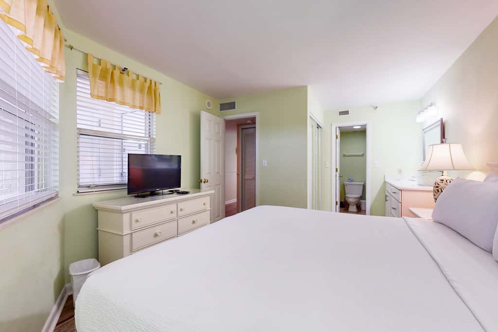 Top-Floor, Gulf-Front Condo with Balcony, Beach Access & Shared Pools, Hot Tub, Gym