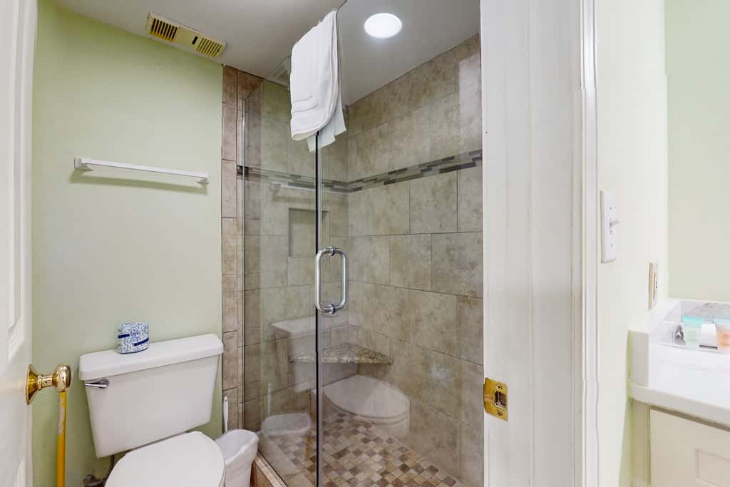 Top-Floor, Gulf-Front Condo with Balcony, Beach Access & Shared Pools, Hot Tub, Gym