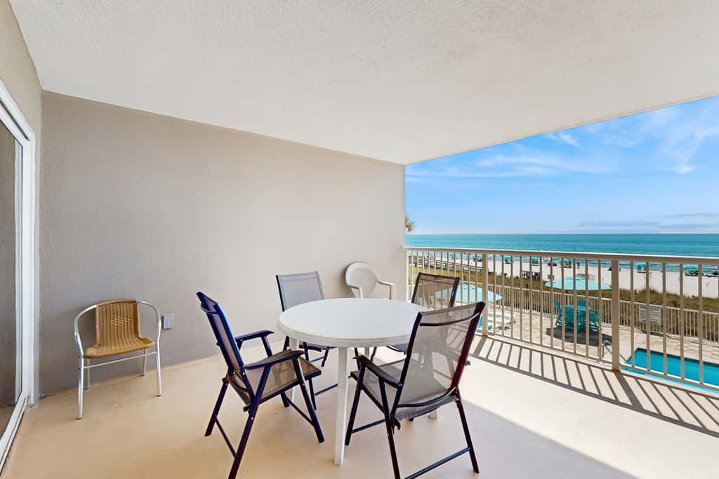 Gorgeous Oceanfront condo with washer, dryer, Gulf front balcony, pool, hot tub