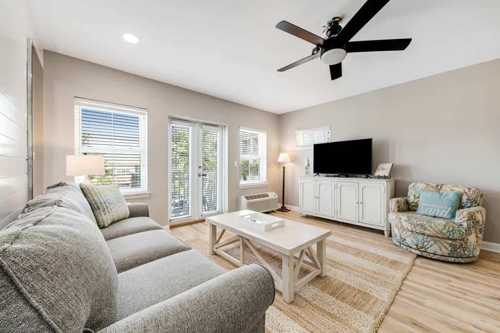 Cute condo just steps to the Gulf with community pools, & hot tub