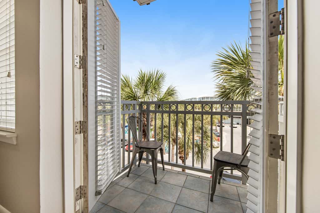 Cute condo just steps to the Gulf with community pools, & hot tub