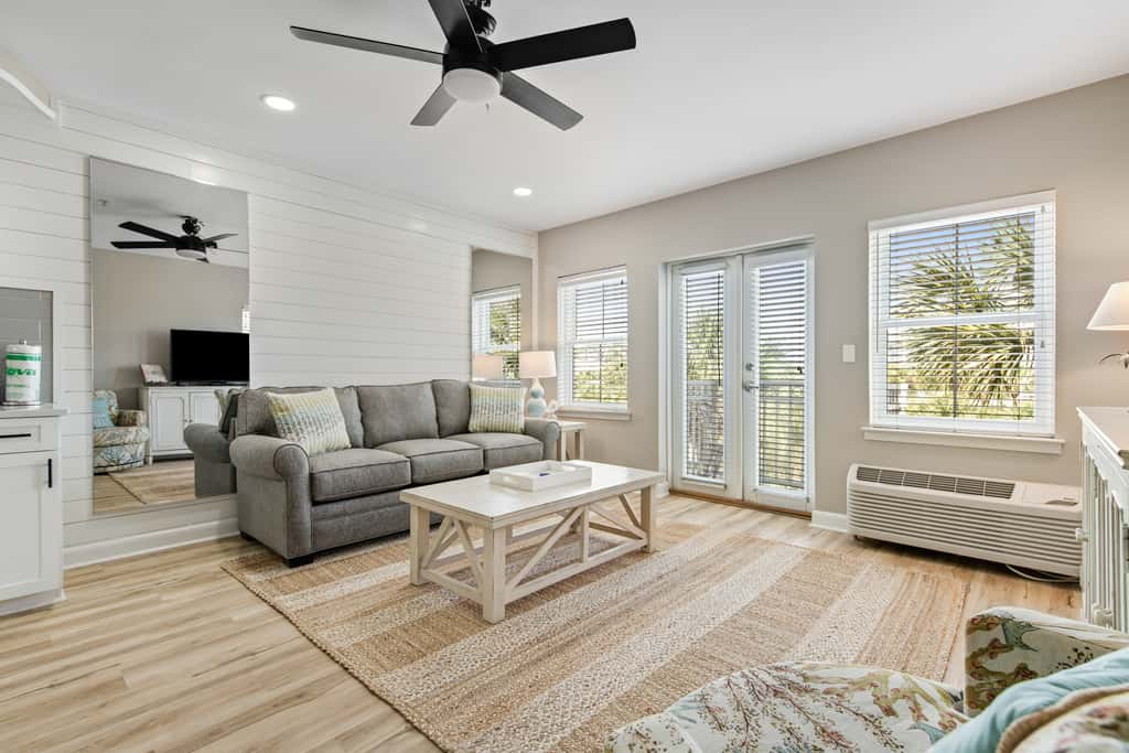 Cute condo just steps to the Gulf with community pools, & hot tub