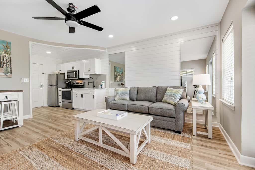 Cute condo just steps to the Gulf with community pools, & hot tub