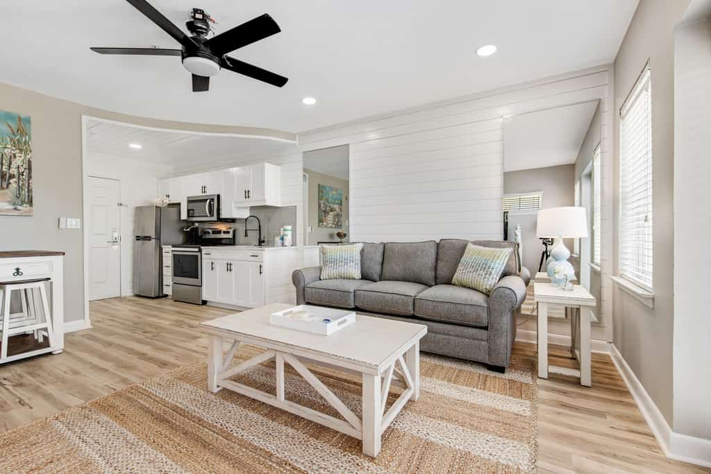 Cute condo just steps to the Gulf with community pools, & hot tub
