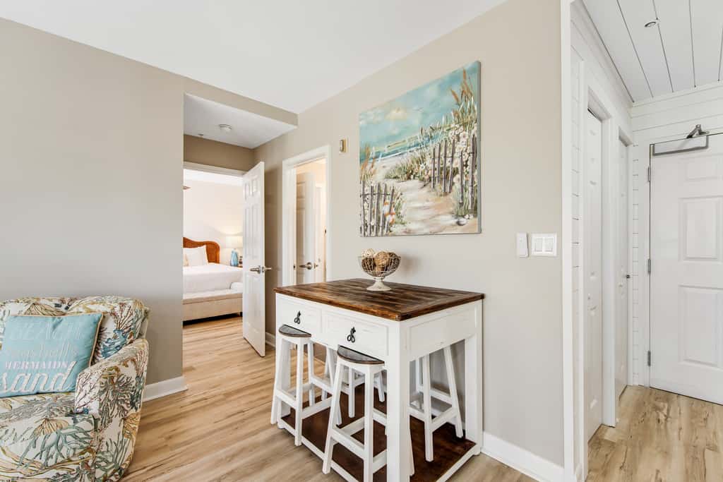 Cute condo just steps to the Gulf with community pools, & hot tub
