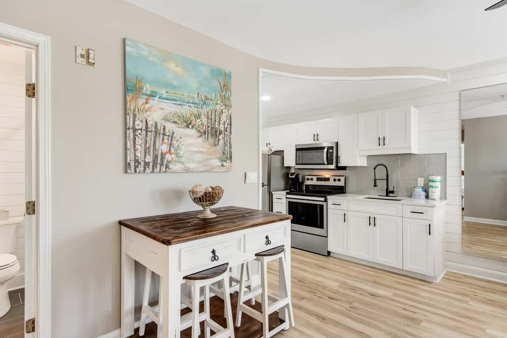 Cute condo just steps to the Gulf with community pools, & hot tub