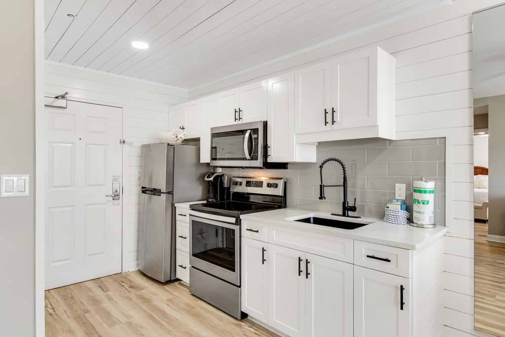 Cute condo just steps to the Gulf with community pools, & hot tub