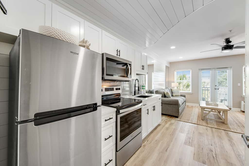 Cute condo just steps to the Gulf with community pools, & hot tub