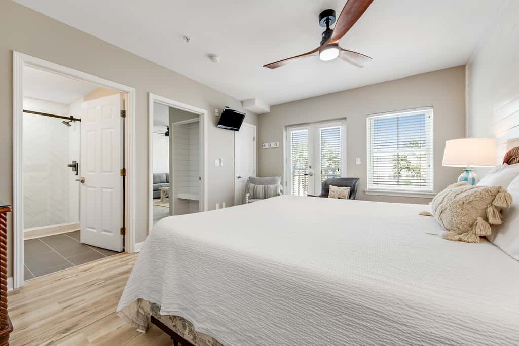 Cute condo just steps to the Gulf with community pools, & hot tub