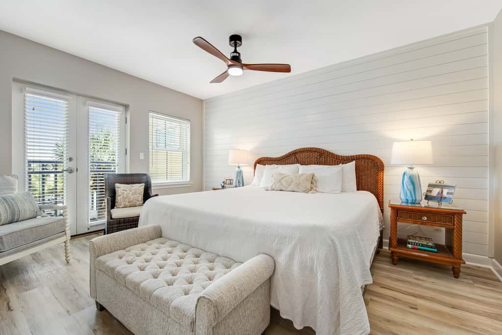 Cute condo just steps to the Gulf with community pools, & hot tub