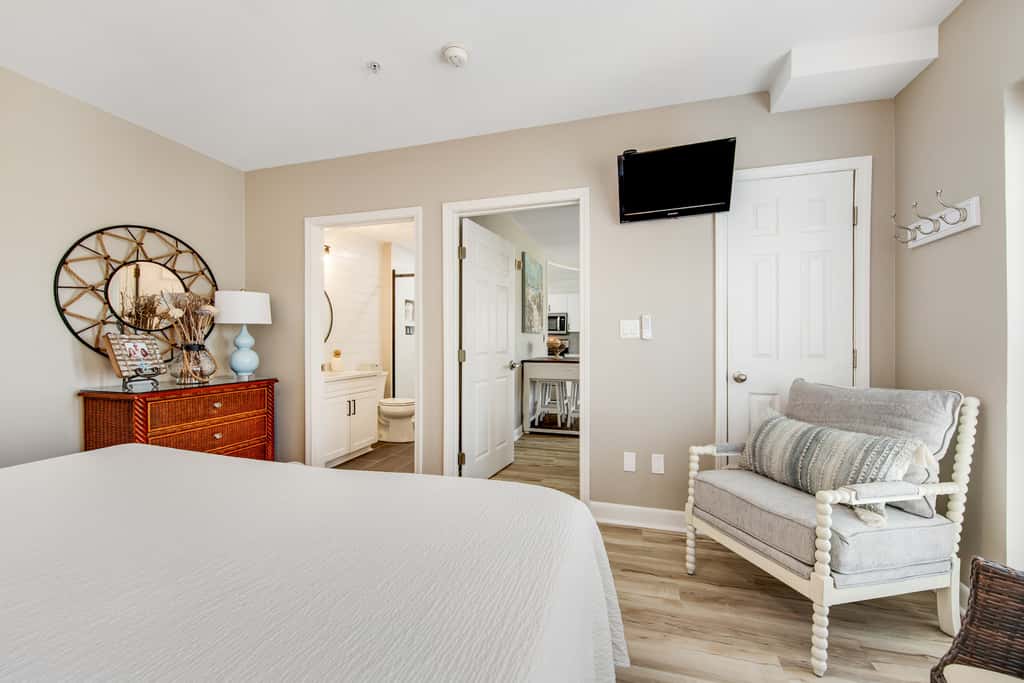 Cute condo just steps to the Gulf with community pools, & hot tub