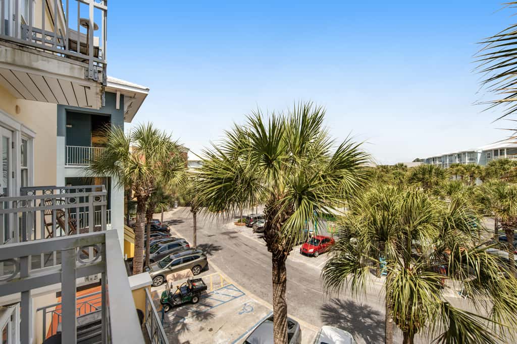 Cute condo just steps to the Gulf with community pools, & hot tub