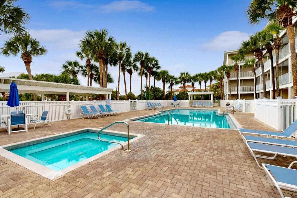 Cute condo just steps to the Gulf with community pools, & hot tub