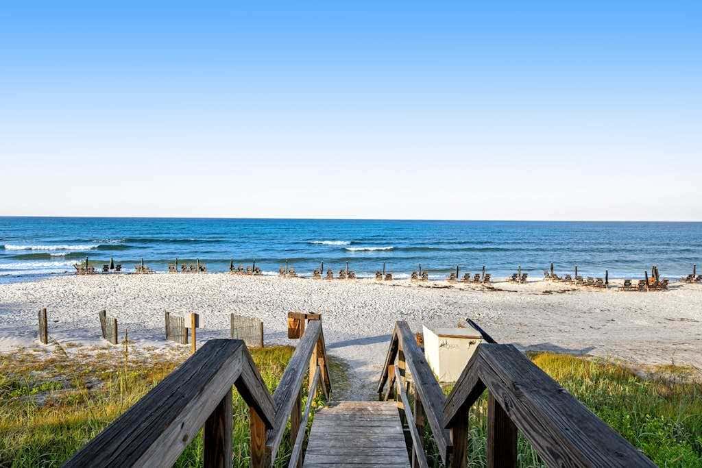 Cute condo just steps to the Gulf with community pools, & hot tub