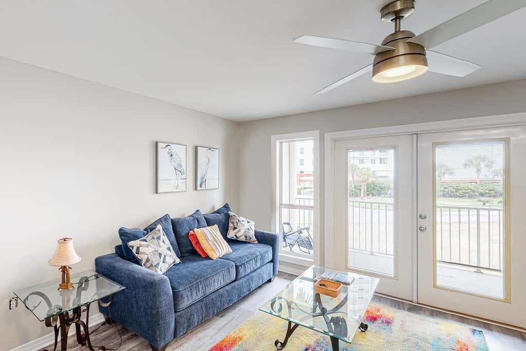 Updated condo with balcony, central AC, pools, hot tub, grills, & beach access