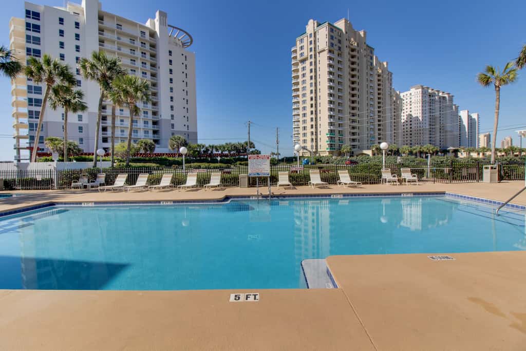 Updated condo with balcony, central AC, pools, hot tub, grills, & beach access