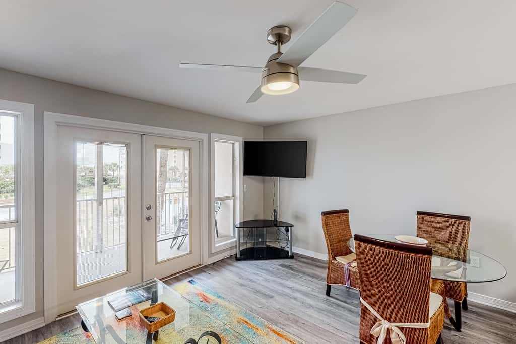 Updated condo with balcony, central AC, pools, hot tub, grills, & beach access