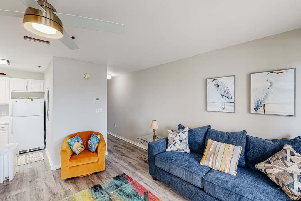 Updated condo with balcony, central AC, pools, hot tub, grills, & beach access
