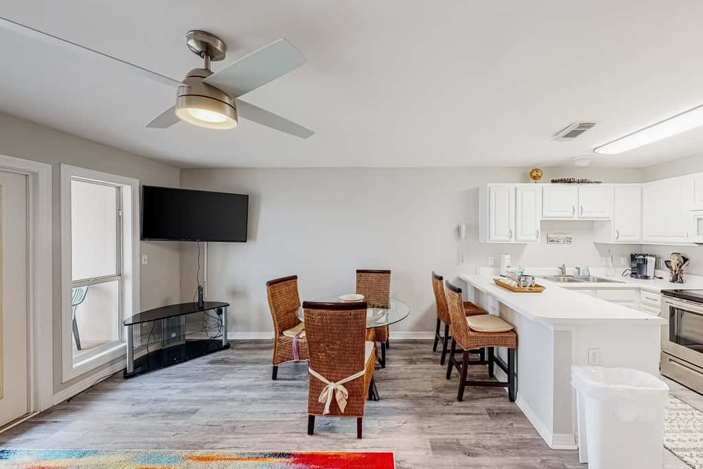 Updated condo with balcony, central AC, pools, hot tub, grills, & beach access