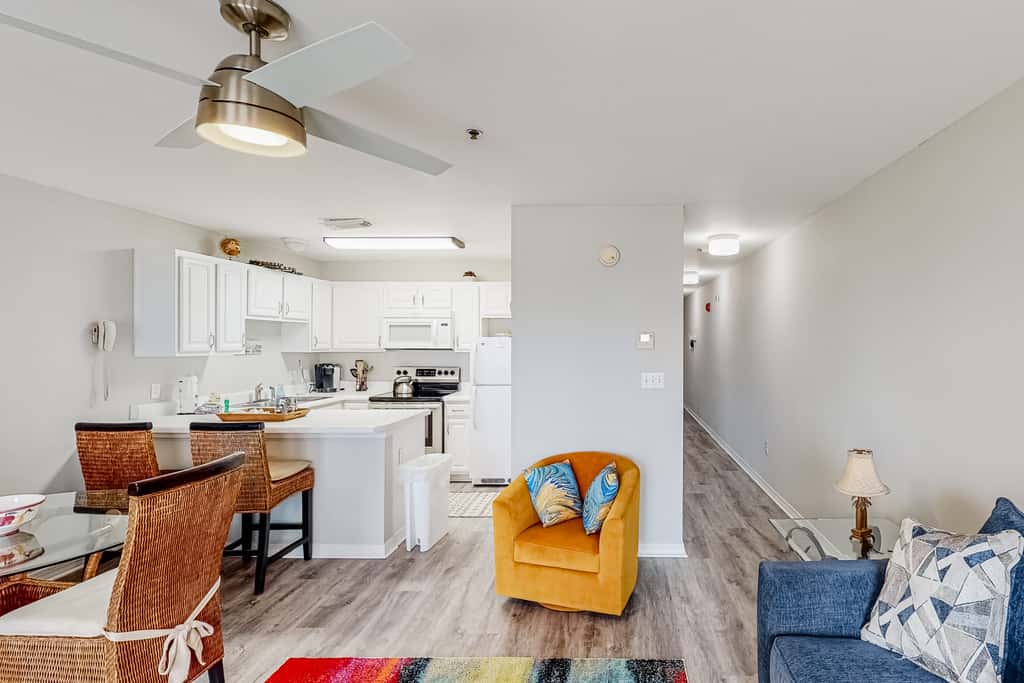 Updated condo with balcony, central AC, pools, hot tub, grills, & beach access