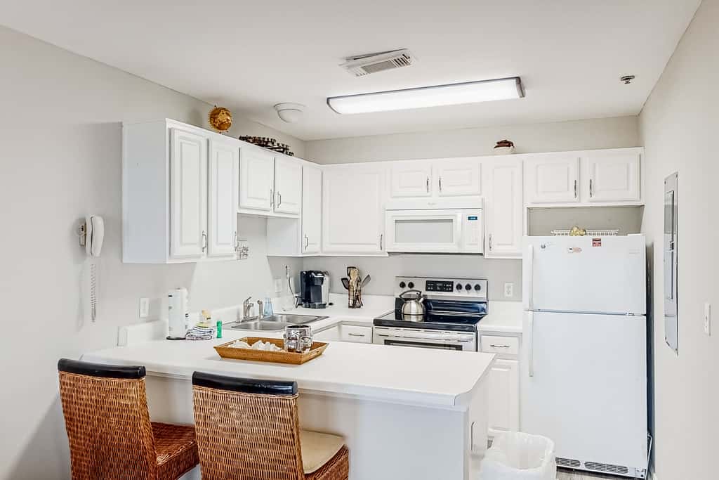 Updated condo with balcony, central AC, pools, hot tub, grills, & beach access