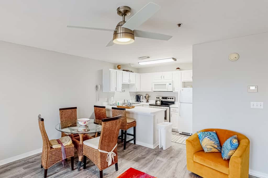 Updated condo with balcony, central AC, pools, hot tub, grills, & beach access