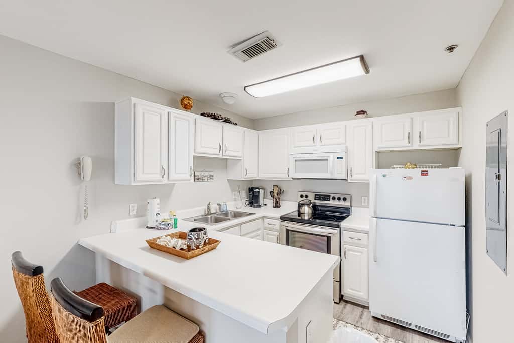 Updated condo with balcony, central AC, pools, hot tub, grills, & beach access