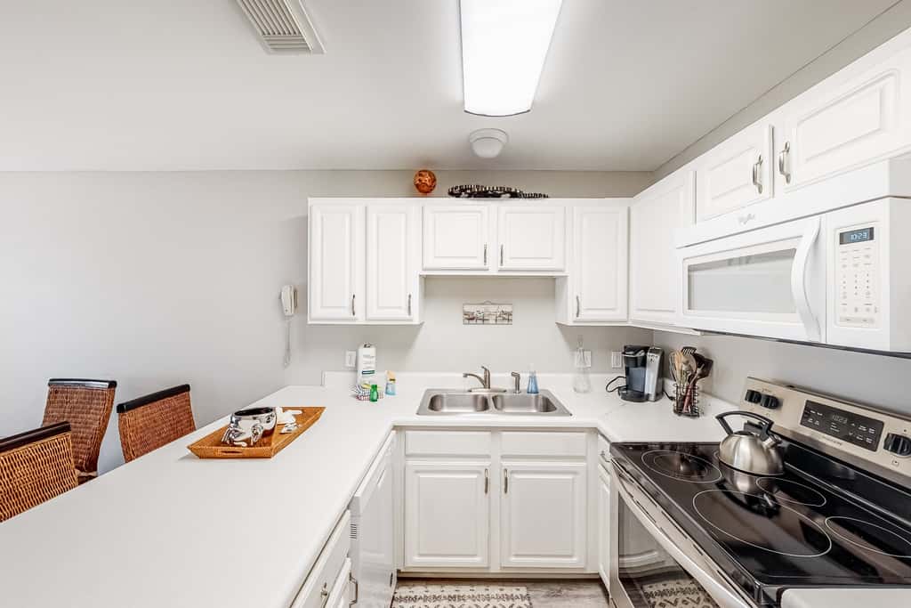 Updated condo with balcony, central AC, pools, hot tub, grills, & beach access