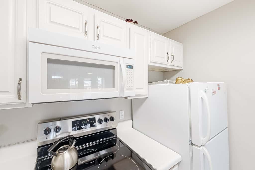 Updated condo with balcony, central AC, pools, hot tub, grills, & beach access
