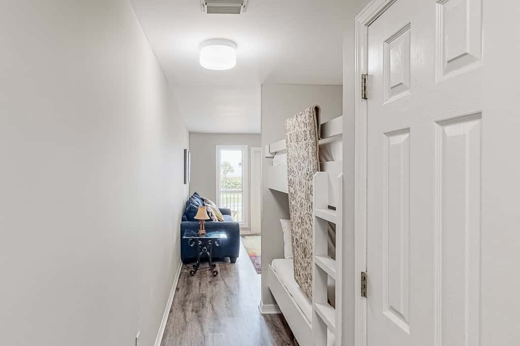 Updated condo with balcony, central AC, pools, hot tub, grills, & beach access