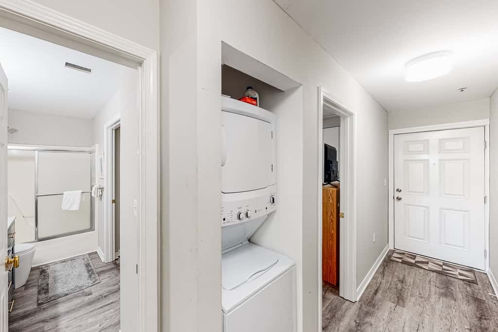 Updated condo with balcony, central AC, pools, hot tub, grills, & beach access