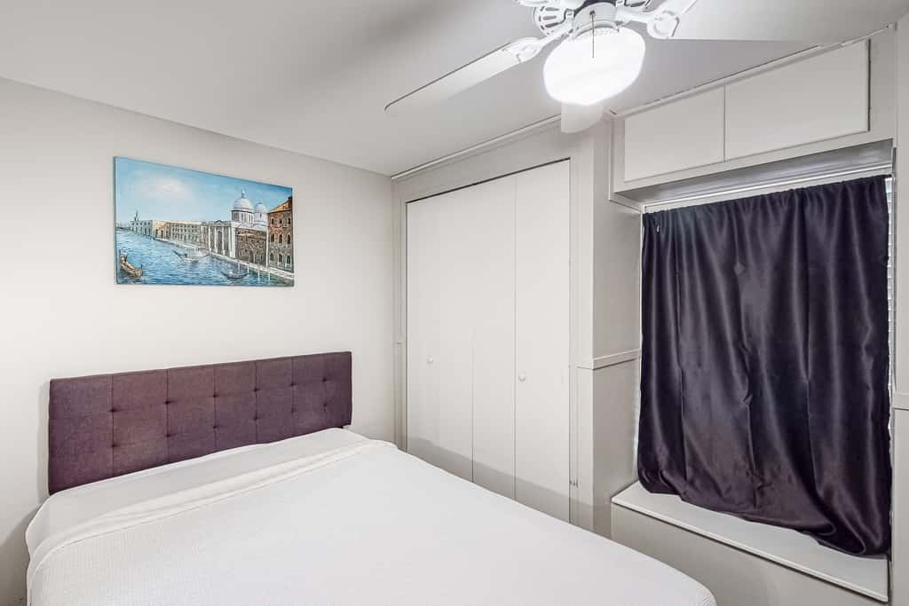 Updated condo with balcony, central AC, pools, hot tub, grills, & beach access