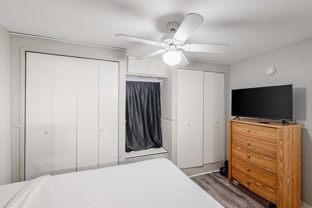 Updated condo with balcony, central AC, pools, hot tub, grills, & beach access
