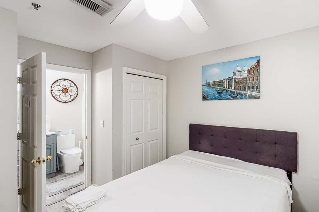Updated condo with balcony, central AC, pools, hot tub, grills, & beach access