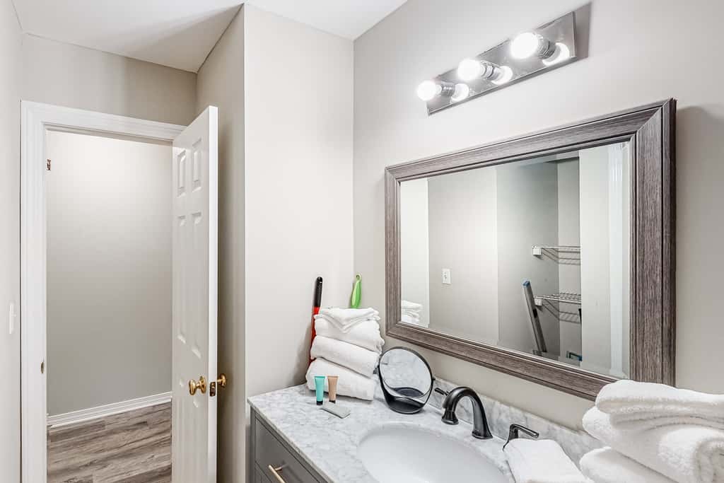 Updated condo with balcony, central AC, pools, hot tub, grills, & beach access