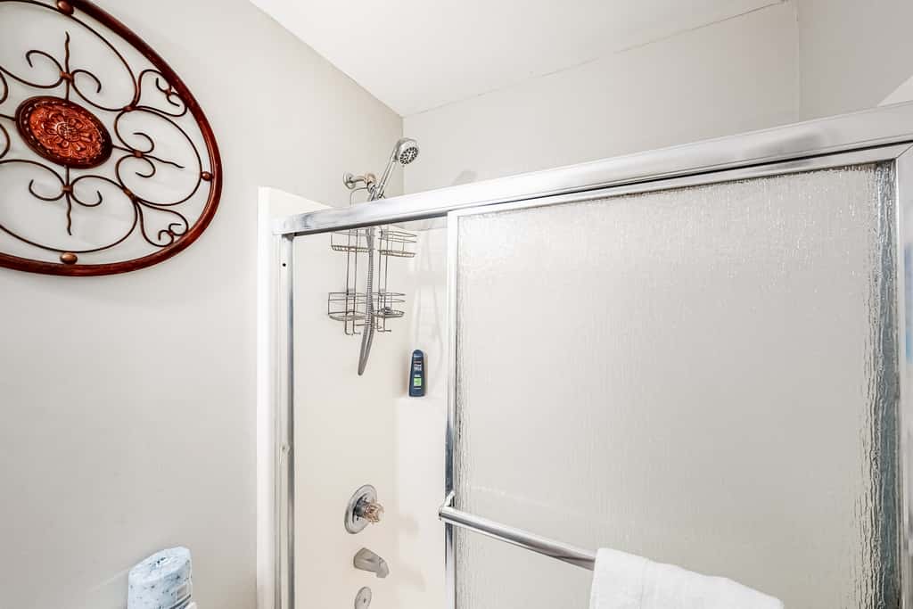 Updated condo with balcony, central AC, pools, hot tub, grills, & beach access