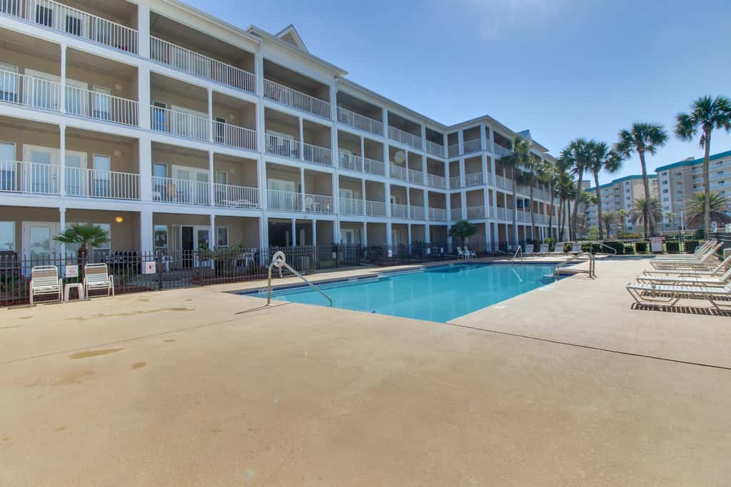 Updated condo with balcony, central AC, pools, hot tub, grills, & beach access
